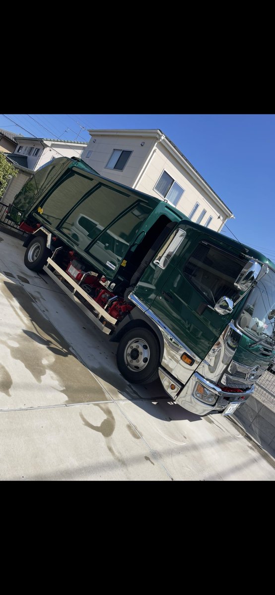 QAo7coBgdrPfYQR's tweet photo. 2歳の頃からパッカー車が好きで休みの日は自転車に乗りパッカー車を追いかけて見物していました🤣
高卒で収集運搬会社に就職し8年半後に独立して収集運搬会社を設立し今年で12年になります！
子供の頃と変わらずパッカー車マニア😍 https://t.co/wrCWK6Dm65