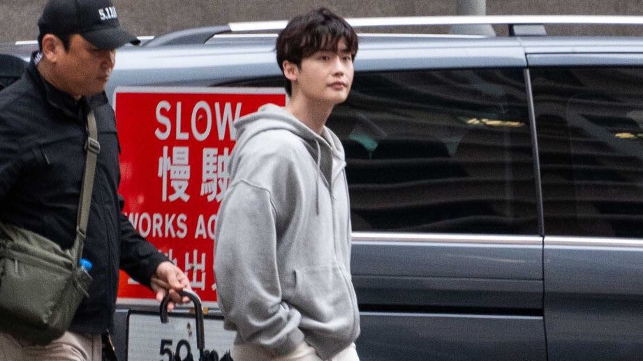 doramabra's tweet photo. Mun Ka-Young e Lee Jong-Suk foram vistos gravando para o próximo drama “Seochodong.”

 Uma história apaixonante sobre advogados associados que vão trabalhar na Seocho Judicial Town. 

👩🏻‍💻: #munkayoung #leejongsuk #seochodong https://t.co/gsRiNxcCeQ