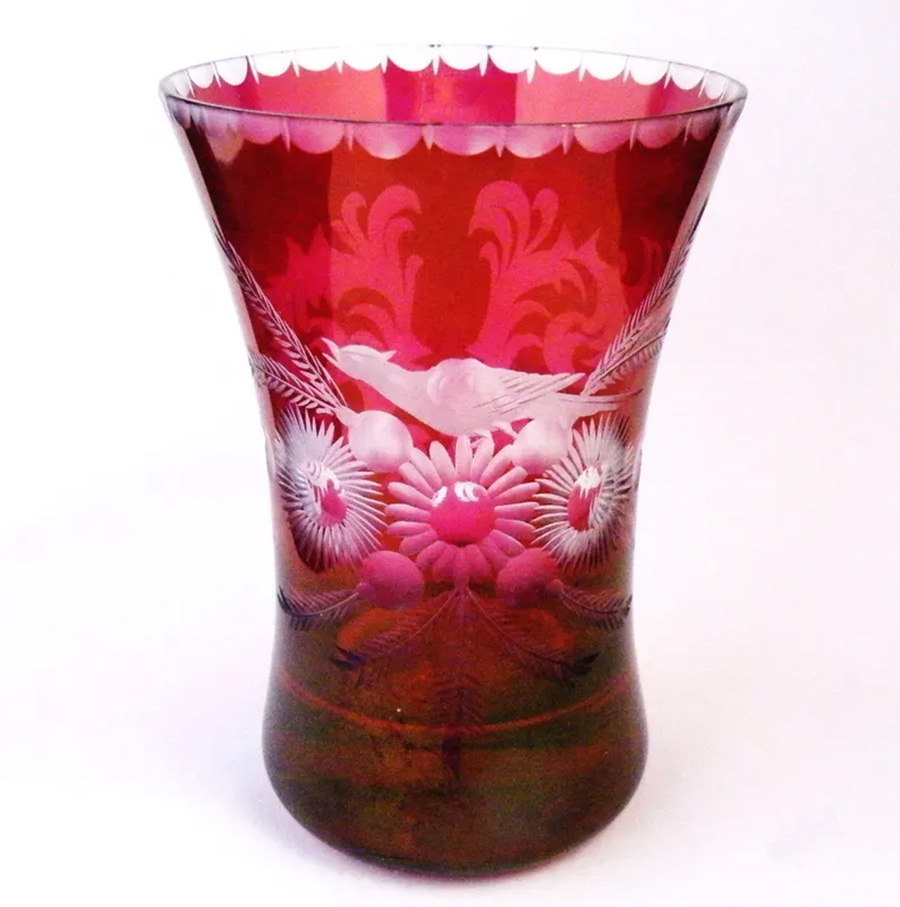 AntiqueTrader's tweet image. 🔴 Ruby glass isn’t just one shade of red! Learn how to tell the difference between true ruby, ruby-flashed, and ruby-stained glass—and why it matters for collectors. 🧐💎#RubyGlass #GlassCollecting #Antiques #KnowYourGlass

antiquetrader.com/collectibles/s…