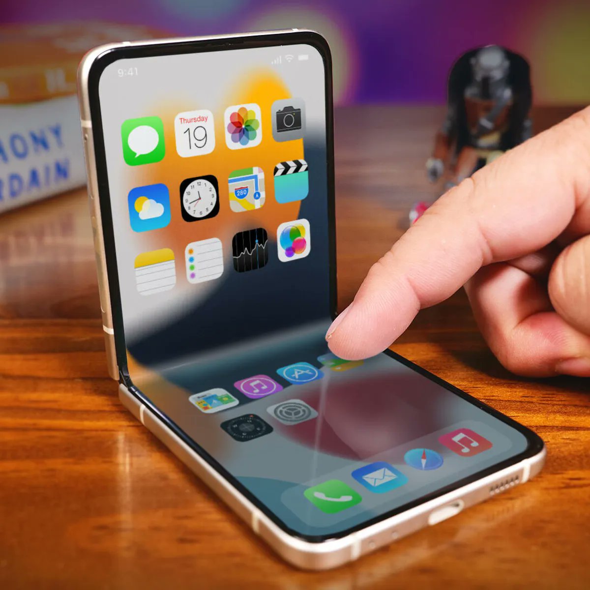 appltrack's tweet photo. The foldable iPhone won't have a visible display crease, according to a new report 👀

Although no other company has fully solved this issue yet, Apple will fix it "regardless of price."

Would you buy an Apple foldable? https://t.co/YtIKCuOoMj