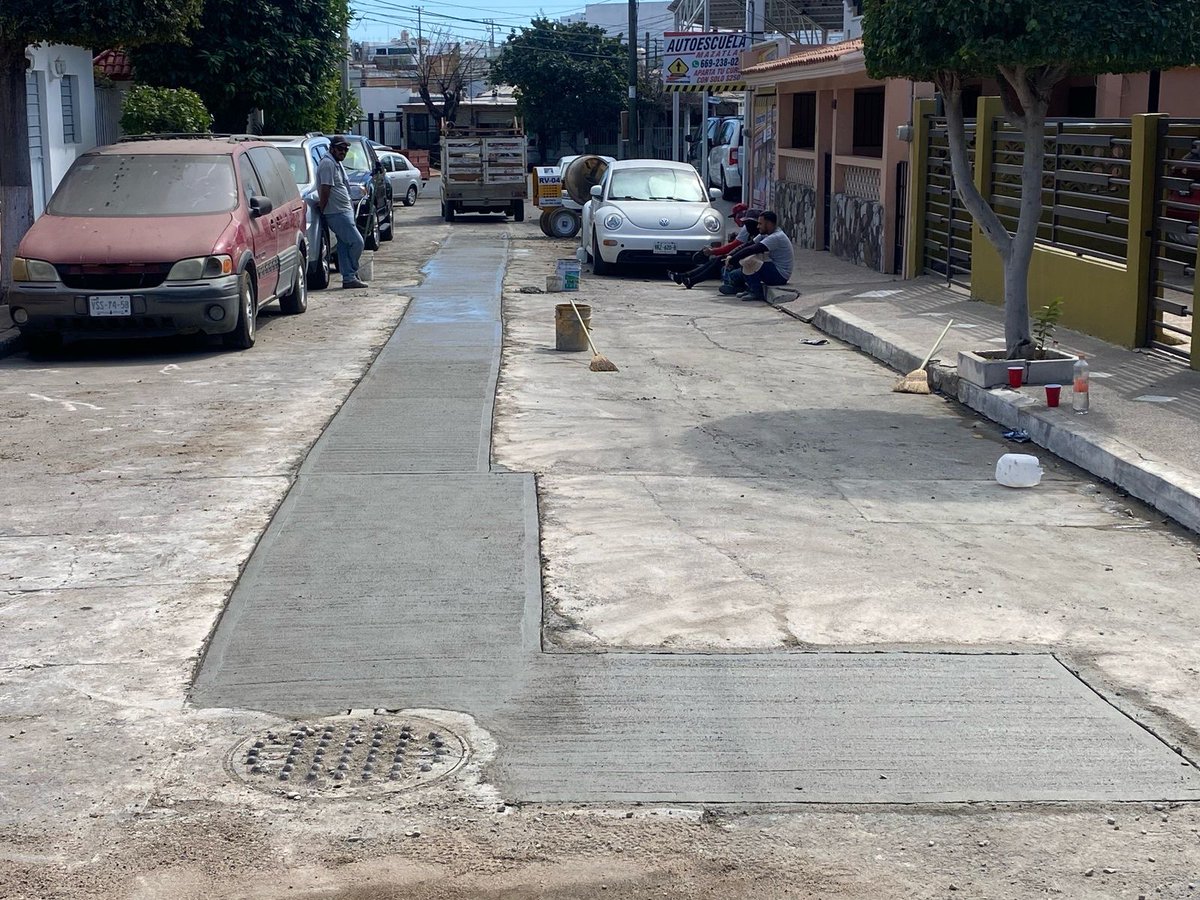 Este lunes se instalaron 34 metros cuadrados de pavimento en la Calle Tenochtitlan, de la Col. López Mateos, por lo cual hace un llamado a los conductores, para que eviten transitar por esta vialidad, que estará parcialmente cerrada al flujo vehicular y procuren rutas alternas.