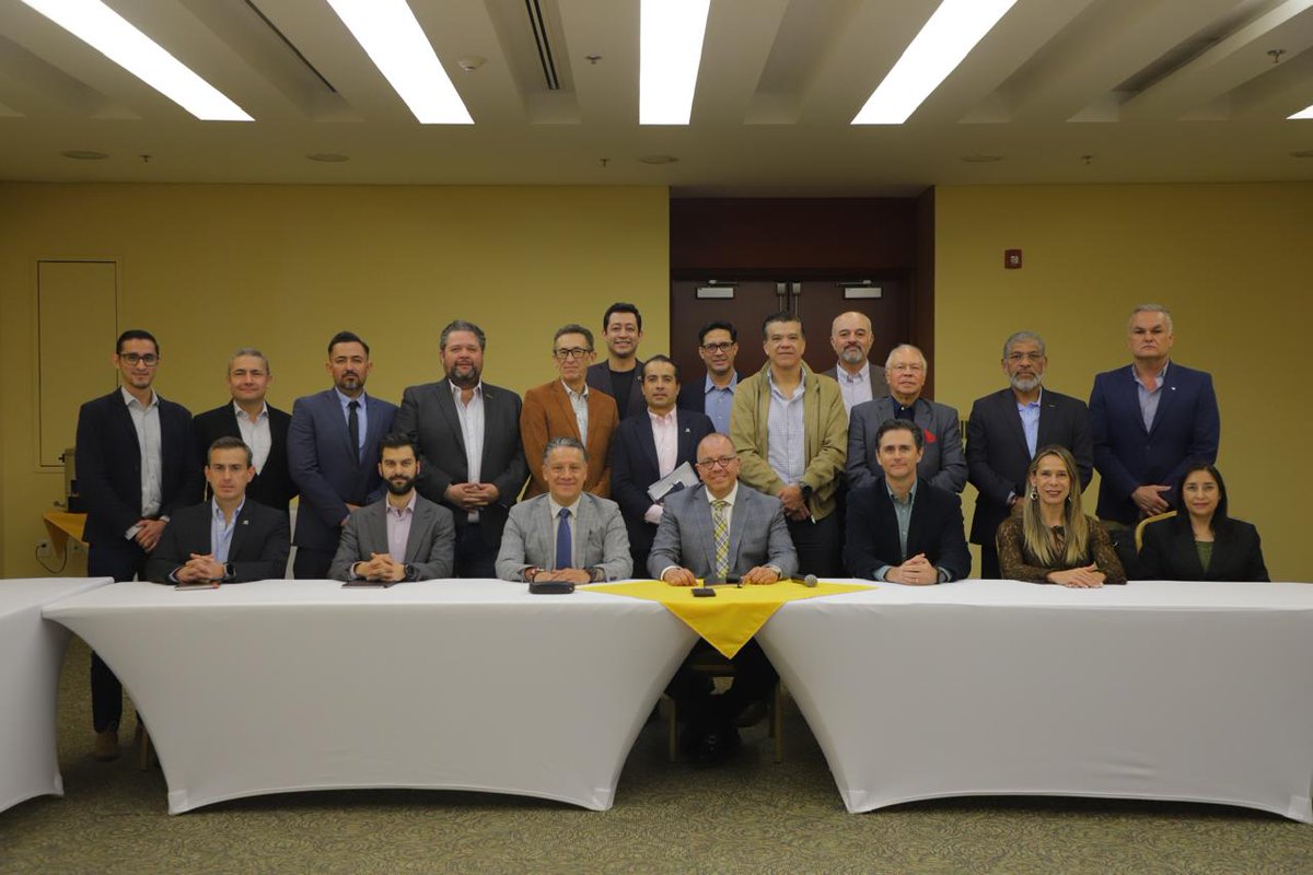 🔹 Diálogo y compromiso por la procuración de justicia🔹

El Fiscal General del Estado, Dr. Gerardo Vázquez Alatriste, sostuvo un encuentro con empresarios de la Mesa Ciudadana de Seguridad y Justicia de #León.

🤝 En este encuentro, se generó un espacio de diálogo en el que los