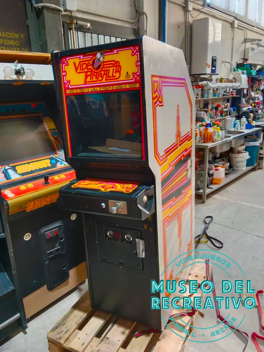 MuseoRecreativo's tweet image. ¡¡Nos acaba de llegar!! 😍😍.Os presentamos al #VideoPinball de #Atari de 1978. Una mezcla de conceptos (#arcade + #pinball) con luz negra, espejo, simulación de flippers y émbolo . Pronto os la enseñaremos con detalles, pero una pieza así debía estar en el #MuseodelRecreativo 😊