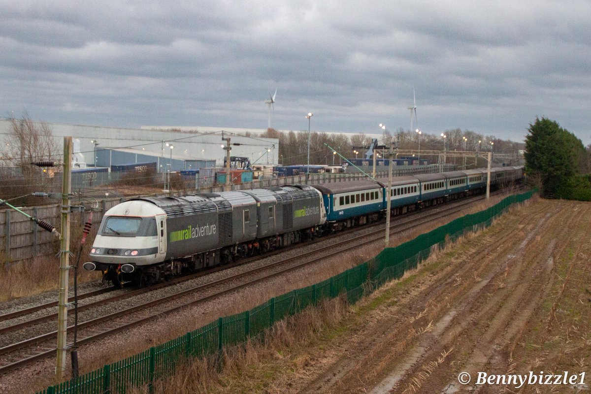 Bennybizzle1's tweet image. #HighSpeedTuesday on the back of the triple choppers from Friday was this pair of @railadventureen class 43 power cars. Seen here passing the yardlights of DIRFT.