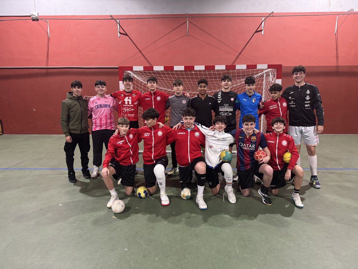Royal Premium Gijón (@gijonjovellanos) on Twitter photo 🤾♂️ El viernes el Juanfersa Gijon Cadete “A” entrenó en las instalaciones del Colegio Inmaculada
🙏🏽Gracias al <a href="/ColegInmaculada/">ColegioInmaculada</a> por dejarnos entrenar en vuestra pista.
#LosdelNorte #WelcomeToTheJungle 🔴🏔️ 🤾♂️ El viernes el Juanfersa Gijon Cadete “A” entrenó en las instalaciones del Colegio Inmaculada
🙏🏽Gracias al <a href="/ColegInmaculada/">ColegioInmaculada</a> por dejarnos entrenar en vuestra pista.
#LosdelNorte #WelcomeToTheJungle 🔴🏔️