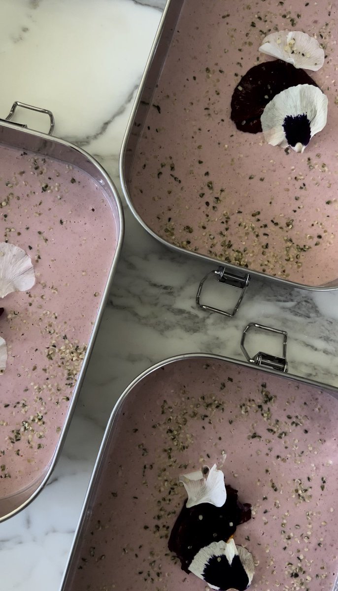 bryan_johnson's tweet image. What I'm eating for the next few days 

Nutty Pudding
50 ml mac nut milk
3 Tbsp ground raw macadamia nuts 
2 tsp of ground raw walnuts 
1 tsp of ground flaxseed 
1 tsp sunflower lecithin 
1/4 cup berries 
3 cherries organic 
2 oz pomegranate juice 

Vegetable Coconut Curry with…