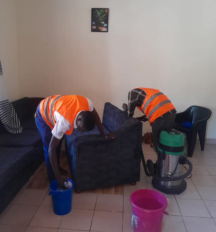 FumigatorsSp's tweet photo. @WatsonArinda +256705109260. Call or Whatsapp 

#kampala #Uganda #thefumigator
#SnakeChasing #tileroofcleaning 
#Sofasetcleaning #couchcleaning #ratcontrol #batrepelling #termitecontrol #treatment #bedbugcontrol https://t.co/YnQdqMyX7b