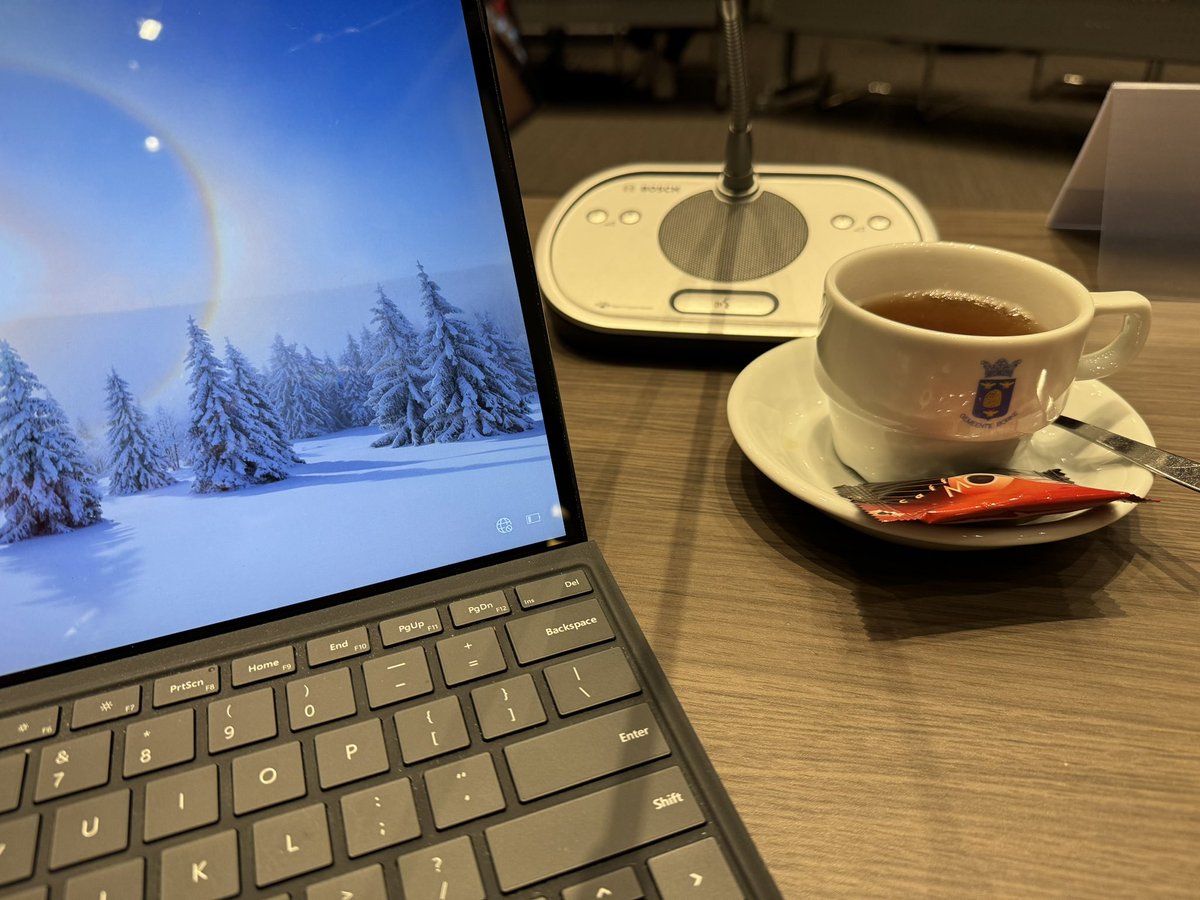 Onmeunig mooie informatiesessie gehad over het project “Twents voor iedereen” ter bevordering van streektaal. Aansluitend is nu de raadsvergadering aangevangen. Zin an! #CDA #Borne #Raadsvergadering