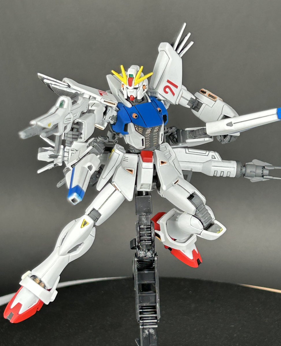 CIDER_PURA's tweet image. 完成したF91をラグレアさんの撮影ブースで撮影😆

ポージング中に右のヴェスバーの軸がポキッと折れたので　軸に穴を開けて真鍮線通してリカバリー😏
聞いた話だと折れやすいらしい
左側も気をつけよう🥶
#ガンプラ　#ガンダム　#プラモデル　#ラグレア　#F91