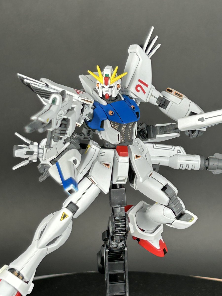 CIDER_PURA's tweet image. 完成したF91をラグレアさんの撮影ブースで撮影😆

ポージング中に右のヴェスバーの軸がポキッと折れたので　軸に穴を開けて真鍮線通してリカバリー😏
聞いた話だと折れやすいらしい
左側も気をつけよう🥶
#ガンプラ　#ガンダム　#プラモデル　#ラグレア　#F91