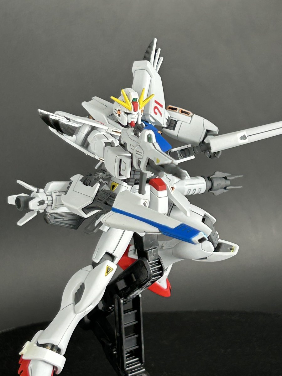 CIDER_PURA's tweet image. 完成したF91をラグレアさんの撮影ブースで撮影😆

ポージング中に右のヴェスバーの軸がポキッと折れたので　軸に穴を開けて真鍮線通してリカバリー😏
聞いた話だと折れやすいらしい
左側も気をつけよう🥶
#ガンプラ　#ガンダム　#プラモデル　#ラグレア　#F91