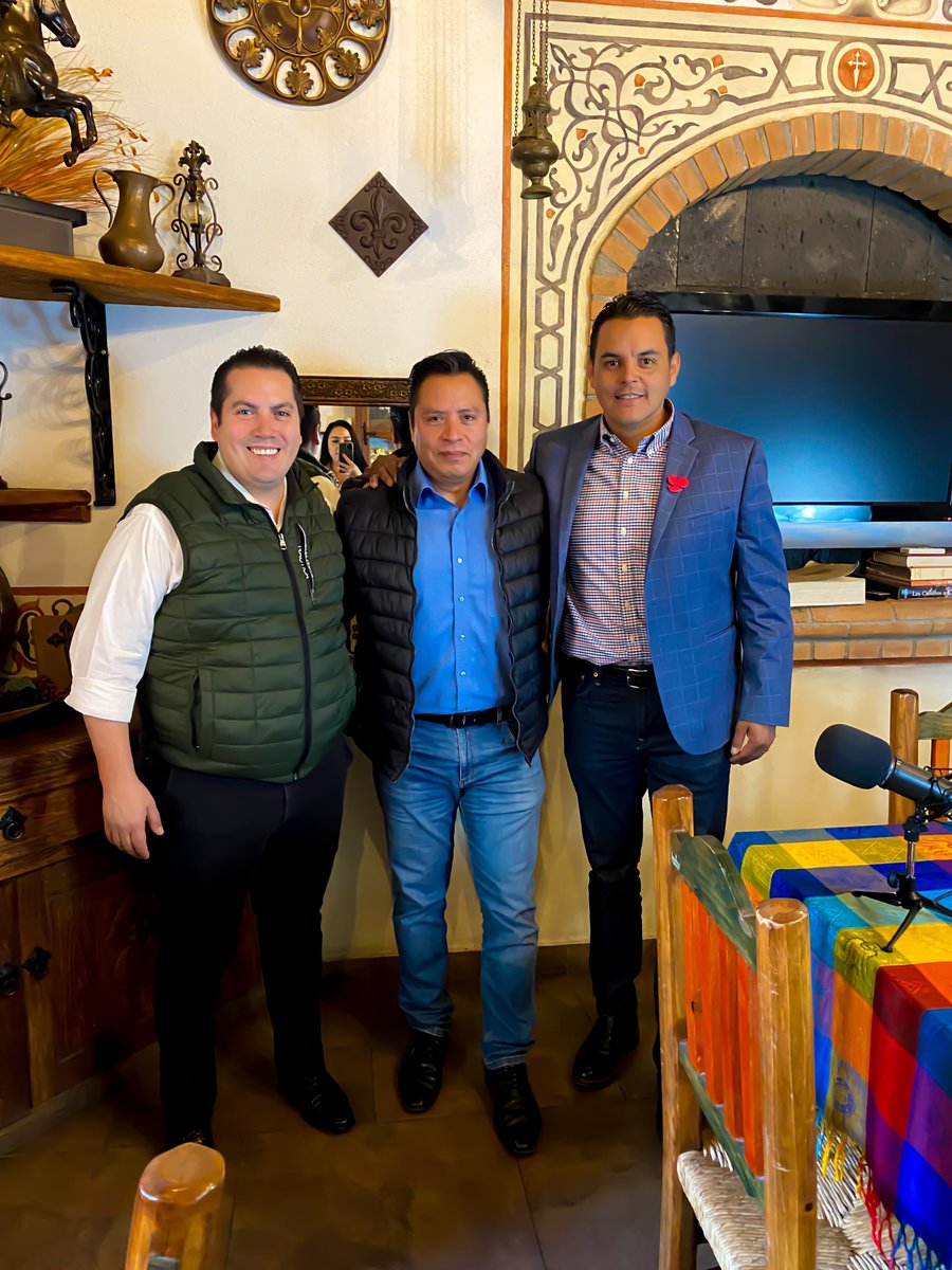 Hoy nos echamos dos #CaféMediático con buenos amigos <a href="/tonomorales_7/">Toño Morales</a> Coordinador de Regidores del PRI y <a href="/ErikIvanHC/">Erik Iván Hernández Cosaín</a> líder del SPAUJED, desde #ElEsquilón #restaurant