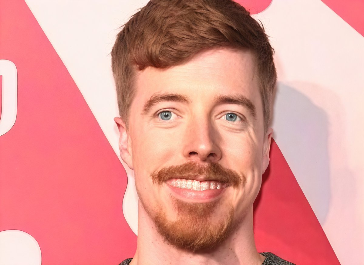 mars_eve's tweet image. MR BAEST
#AIfanart @MrBeast