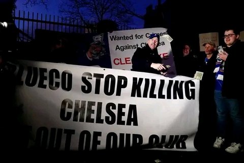 iamHazard_cfc's tweet image. More Banners from today Protest :
“1.5 Billion, No leaders, no Standards, 0 trophies”
“Stop buying kids” 🙁
“Created by the poor, stolen by the rich, we want our Chelsea back”
A fan also holds a banner - Clearlake OFF! No FOS, No Stadium plans, No UCL Football, Average…
