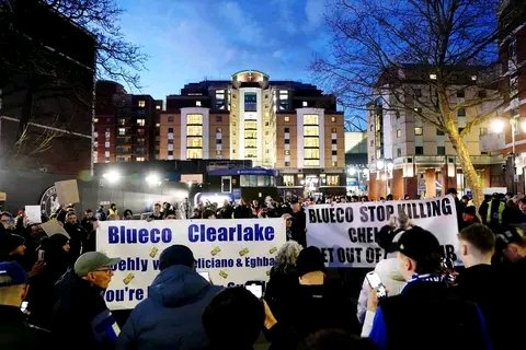 iamHazard_cfc's tweet image. More Banners from today Protest :
“1.5 Billion, No leaders, no Standards, 0 trophies”
“Stop buying kids” 🙁
“Created by the poor, stolen by the rich, we want our Chelsea back”
A fan also holds a banner - Clearlake OFF! No FOS, No Stadium plans, No UCL Football, Average…