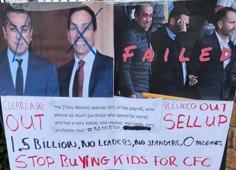 iamHazard_cfc's tweet image. More Banners from today Protest :
“1.5 Billion, No leaders, no Standards, 0 trophies”
“Stop buying kids” 🙁
“Created by the poor, stolen by the rich, we want our Chelsea back”
A fan also holds a banner - Clearlake OFF! No FOS, No Stadium plans, No UCL Football, Average…
