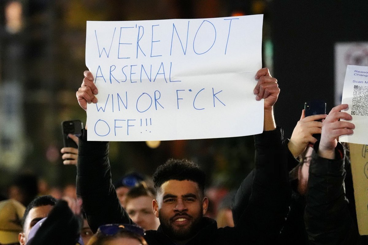 iamHazard_cfc's tweet image. More Banners from today Protest :
“1.5 Billion, No leaders, no Standards, 0 trophies”
“Stop buying kids” 🙁
“Created by the poor, stolen by the rich, we want our Chelsea back”
A fan also holds a banner - Clearlake OFF! No FOS, No Stadium plans, No UCL Football, Average…