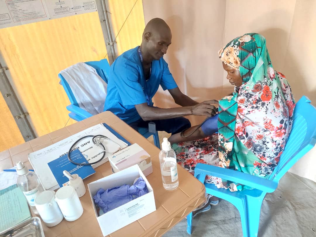 📍Renk, #SouthSudan

🚨 Meet Deng Ariik Thon, a male midwife working tirelessly to save lives of pregnant mothers and safe deliveries by women fleeing Sudan crisis.

Well tranined midwives such as Deng are unsung Heroes saving lives in the face of multiple crises! 💙
#SafeBirth