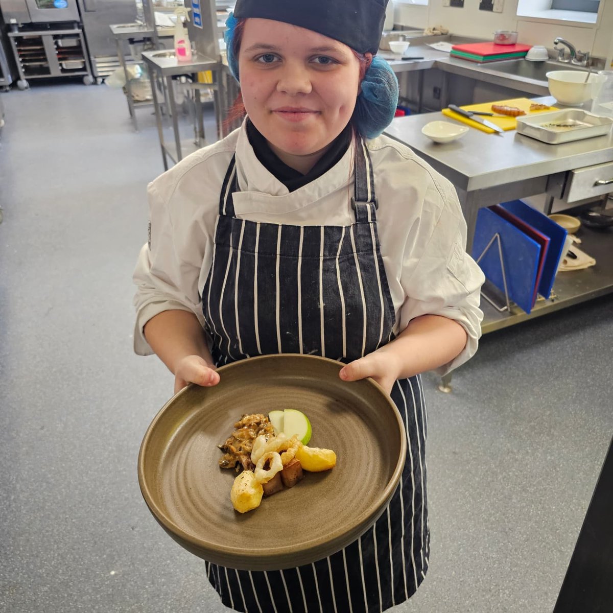 Some tidy little pork dishes today with our <a href="/ERCollege/">East Riding College</a> Level 2 Chefs. Pan fried locally reared pork chop, potatoes, apple, and onion rings. It's good to see happy chefs taking pride in their work. Bravo chefs 🙌

<a href="/rakporcelaineu/">RAK Porcelain Europe</a>
<a href="/Martin_CraigA/">Craig Martin</a>
<a href="/Craft_Guild/">Craft Guild of Chefs</a>