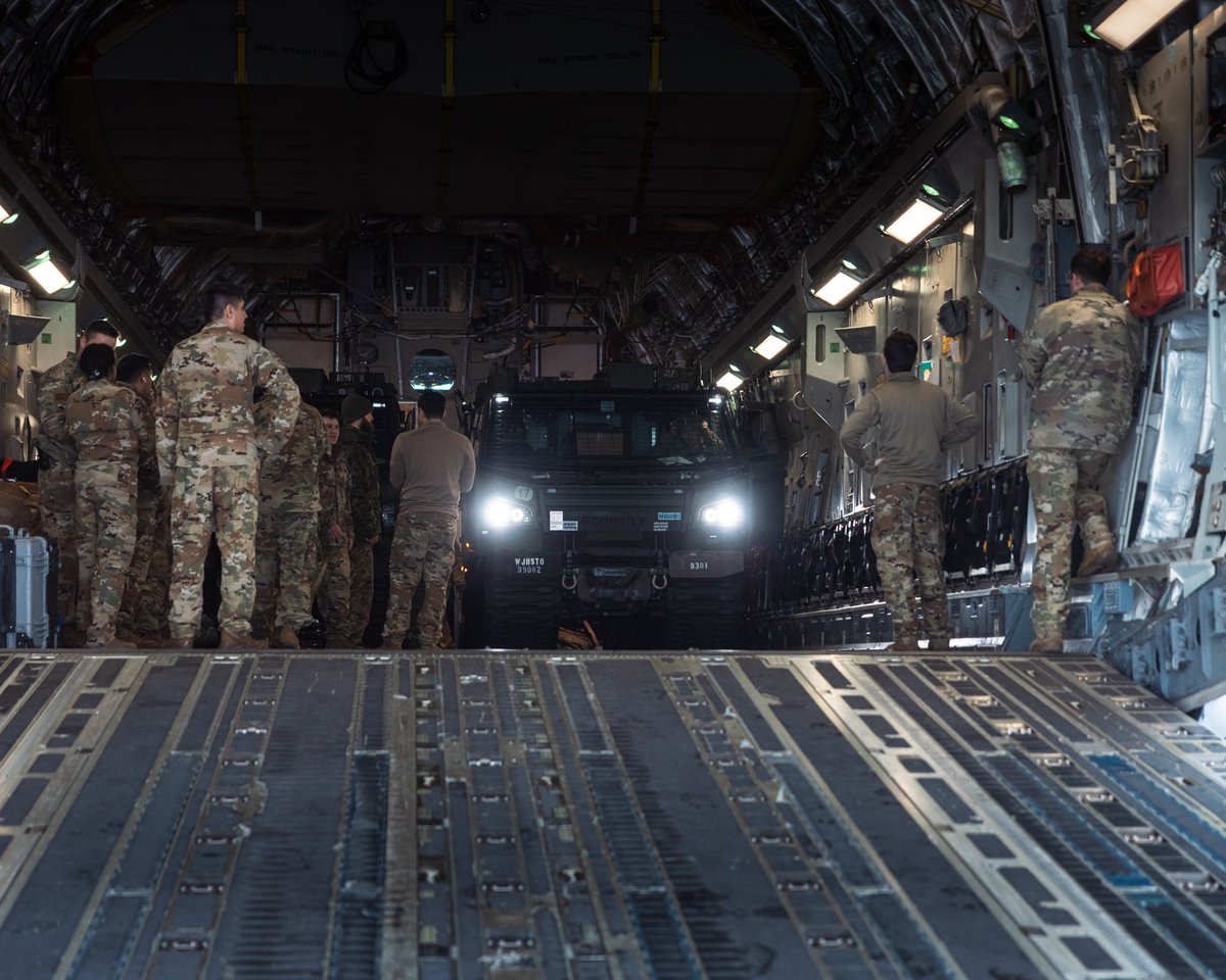 Maavoimat's tweet photo. The #ArcticForge 25 exercise began with an alert and training in Alaska, followed by the rapid deployment of 🇺🇸 and 🇨🇦 forces to the High North. As part of the scenario, the unit was ready to transition directly into a combat situation. The troops are now ready for their tasks 🤝 https://t.co/CkaFjUcOba