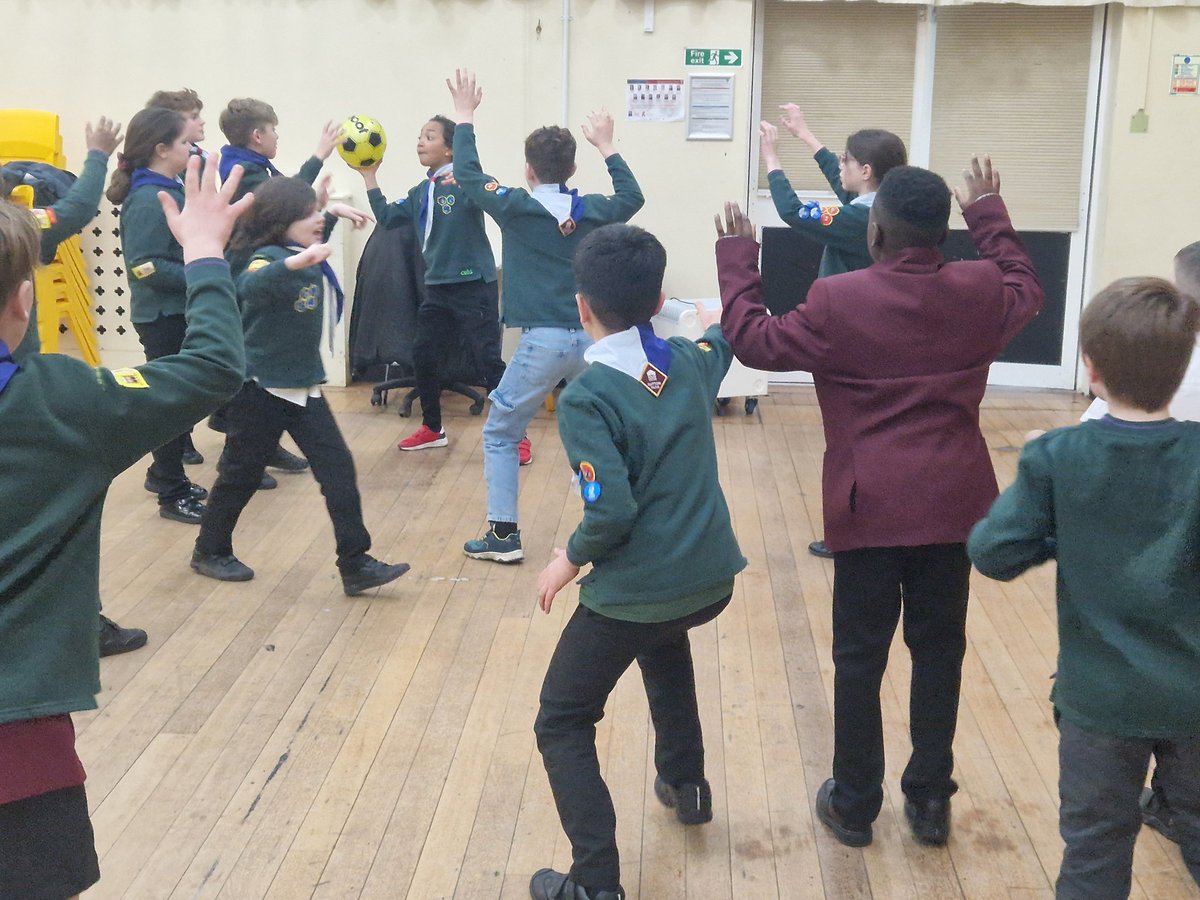 8thReigate's tweet image. Back to cubs with some work on the Fire Safety badge and a pretty intense game of cub netball.  Plus an investiture for a new cub !@RAACoCurriculum @RAASchoolGatton @surreyscouts @ReigateScouts