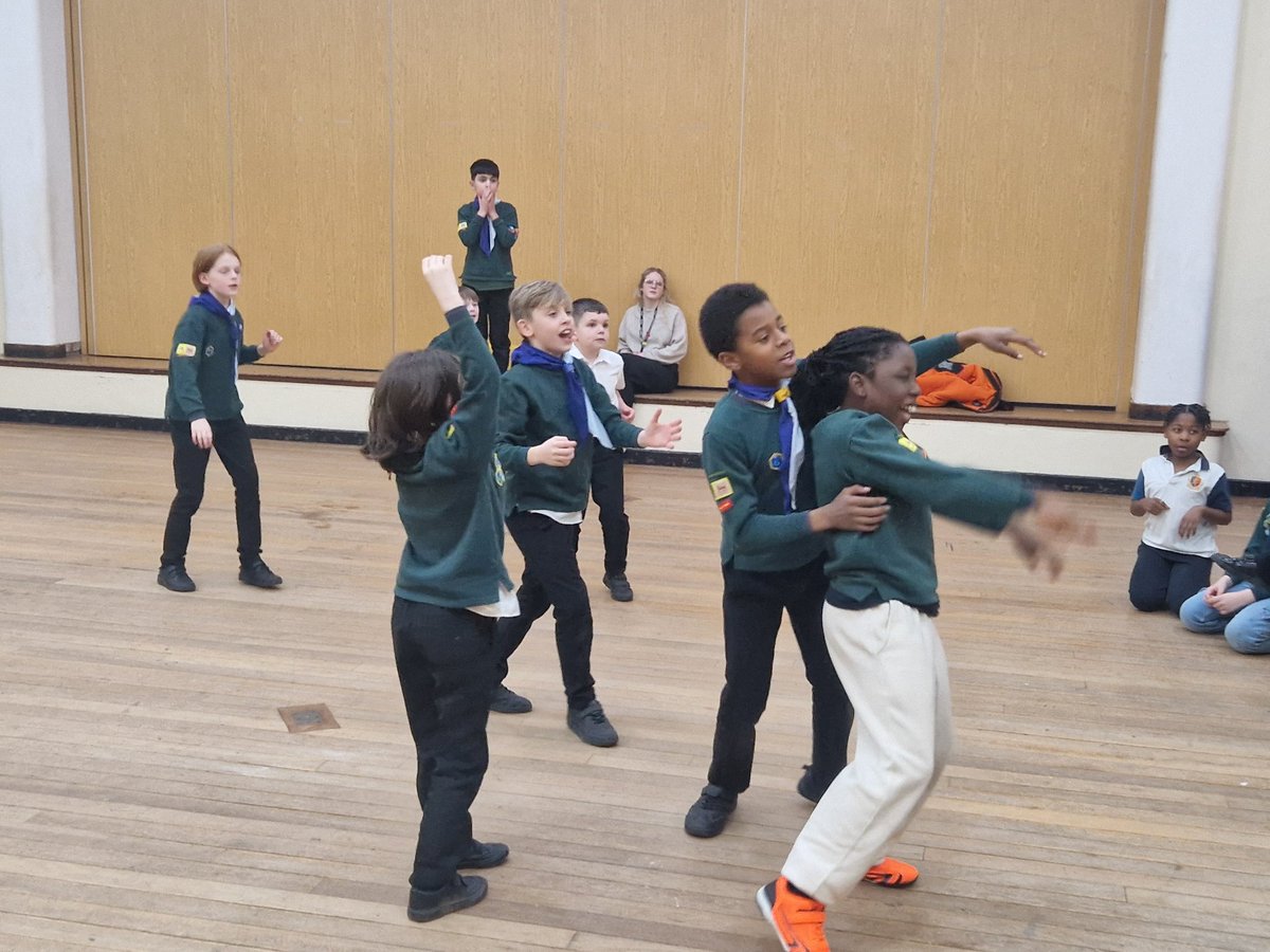 8thReigate's tweet image. Back to cubs with some work on the Fire Safety badge and a pretty intense game of cub netball.  Plus an investiture for a new cub !@RAACoCurriculum @RAASchoolGatton @surreyscouts @ReigateScouts
