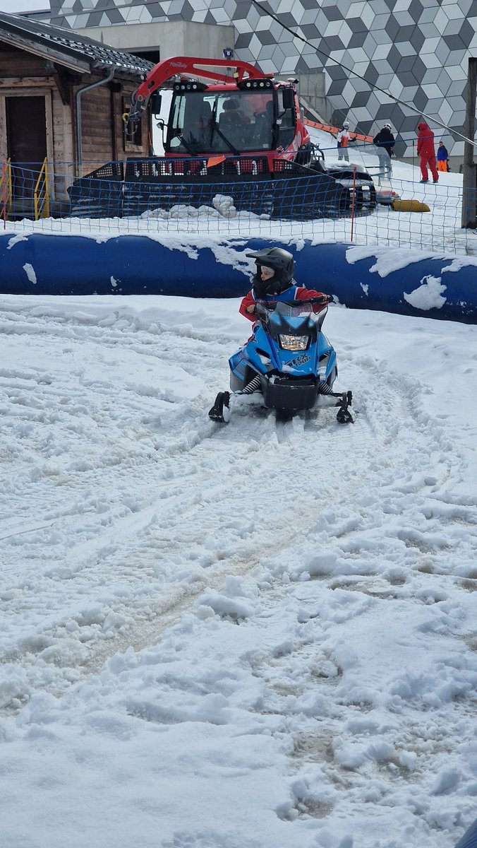 Bon ben chuis désolé pour tous les écolos,  mais voilà,  même au ski il a trouvé un truc motorisé et il kiffe mdr.
Il est mal parti le pauvre lal
