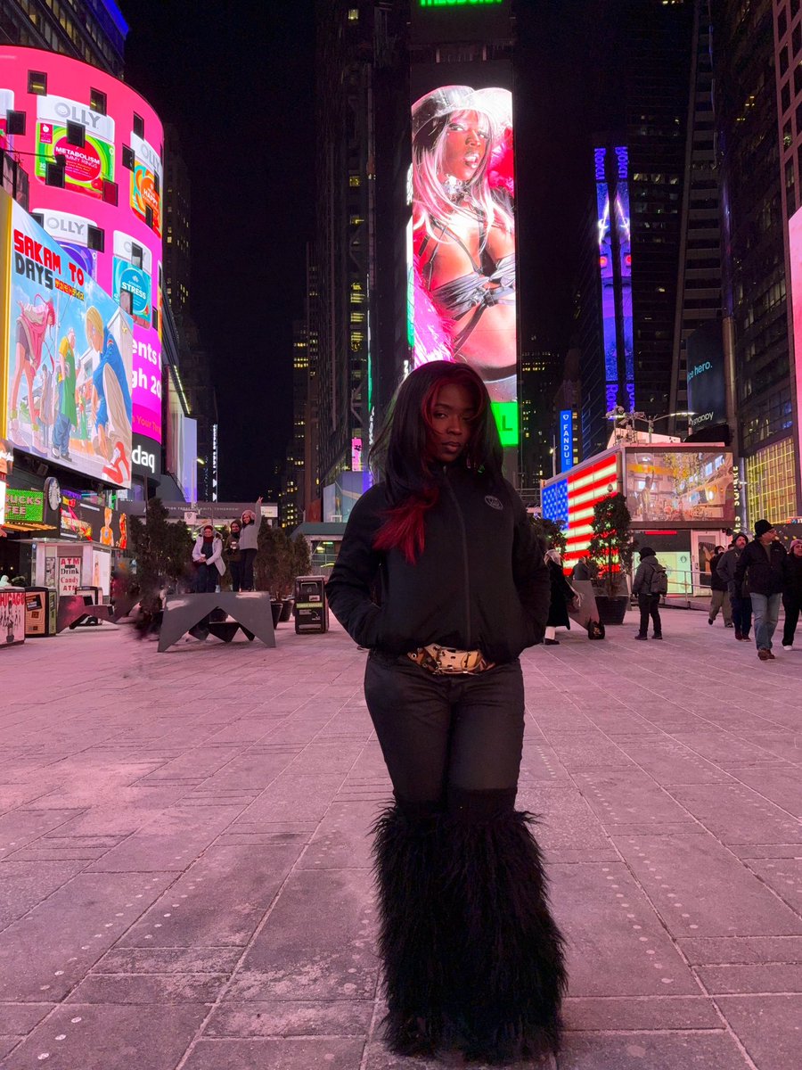 theodorabossy's tweet photo. Oh.. who’s that girl on Times Square? *•*
#NewYorkBaddie 💋 https://t.co/Z6i0QgwALV