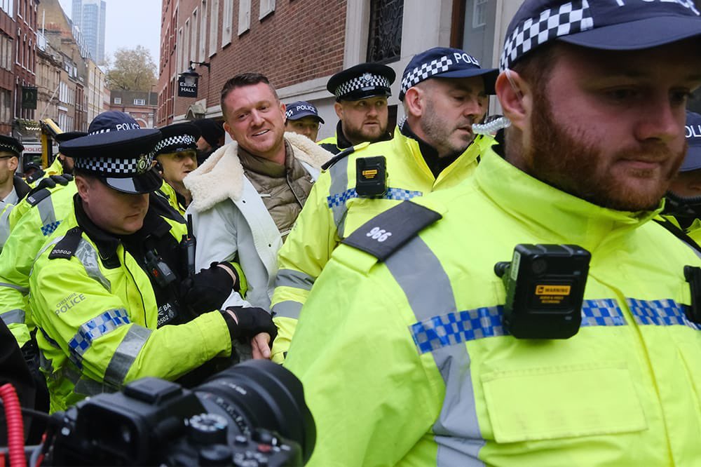 TRobinsonNewEra's tweet photo. ADMIN POST. 

Tommy Robinson has now spent 120 in solitary confinement.

Legal limit being 15 days.

Visits banned repeatedly. 

Calls monitored and blocked.

Food taken.

For showing a film and standing by it's content, releasing it for YOU to decide, not a corrupt judiciary.