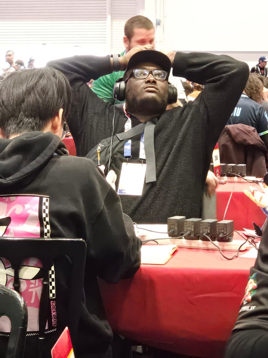 MoahRikunelOff's tweet image. Personne : 
Moi après avoir binge #Bref2 :