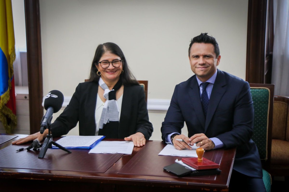 Canal Congreso Colombia (@ccongresocol) on Twitter photo #AEstaHora | La senadora Sandra Ramírez <a href="/SandraComunes/">Sandra Ramírez</a> radicó ante la Secretaría del <a href="/SenadoGovCo/">Senado de la República 🇨🇴</a> un proyecto de ley para defender y proteger los derechos humanos de los grandes líderes y lideresas sociales que luchan por la vida y los DD.HH. en los territorios. #AEstaHora | La senadora Sandra Ramírez <a href="/SandraComunes/">Sandra Ramírez</a> radicó ante la Secretaría del <a href="/SenadoGovCo/">Senado de la República 🇨🇴</a> un proyecto de ley para defender y proteger los derechos humanos de los grandes líderes y lideresas sociales que luchan por la vida y los DD.HH. en los territorios.