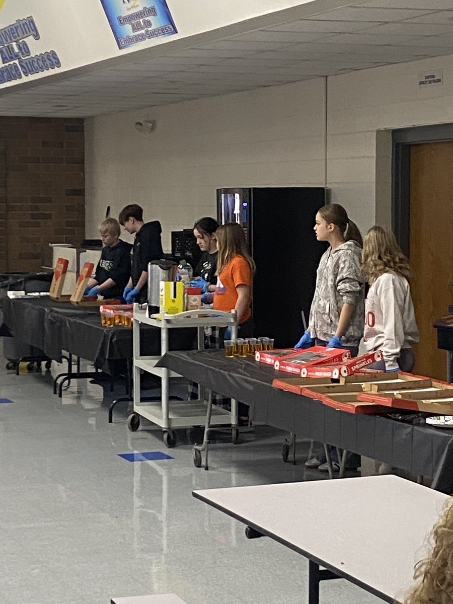 FallsMiddle's tweet image. Grade 8 @TheLeaderinMe breakfast today! Our students presented on the highly effective habits and gave an overview of how this program works here at RFMS  for our parents!! Well Done 💙