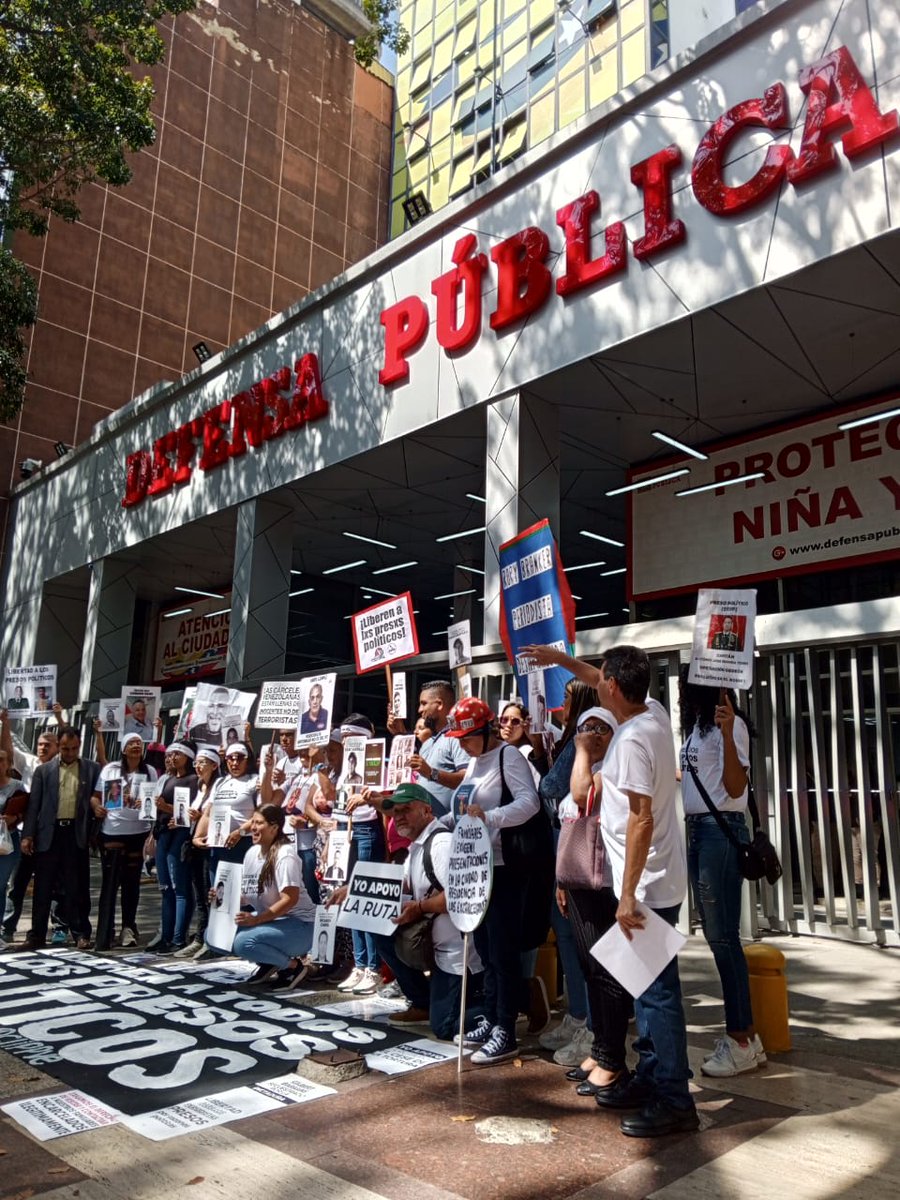 10:44 AM | Acompañamos a familiares y activistas del <a href="/clippve/">Comité por la Libertad de los Presos Políticos.</a> en la segunda parada de la Ruta por la Justicia y la Libertad, en la que consignarán un documento ante la Defensa Pública exigiendo derecho a la tutela judicial efectiva y libertad plena para los presos políticos