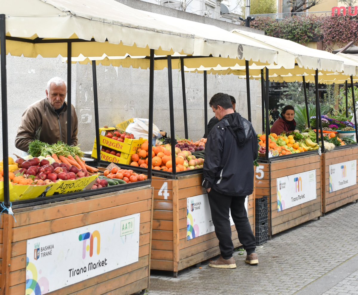 Tezgat e vendosura në Njësinë Administrative nr.  9️⃣, i kanë dhënë mundësinë tregtarëve ambulantë të fruta-perimeve 🍐🍎🍅 të shesin në kushte shumë të mira e higjienike dhe po ashtu ❌duke mos zënë hapësirat publike, të cilat kthehen në shqetësim kryesor për qytetarët.