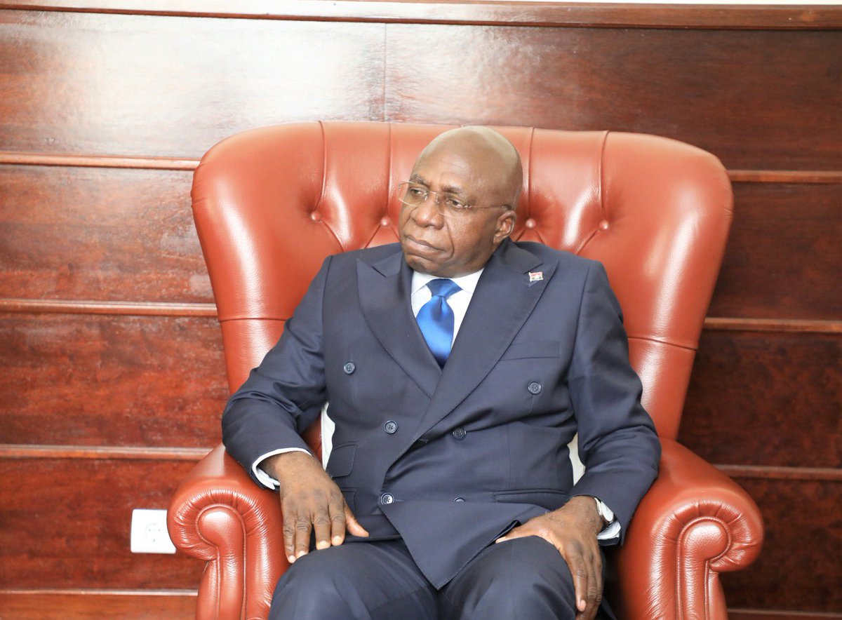 angola_Mirex's tweet photo. O Ministro Téte António, recebeu na manhã desta terça-feira, 25/02, em Luanda, o Embaixador Extraordinário e Plenipotenciário da Federação Russa acreditado em Angola, Vladimir Tararov. https://t.co/zZx2J4x6ST