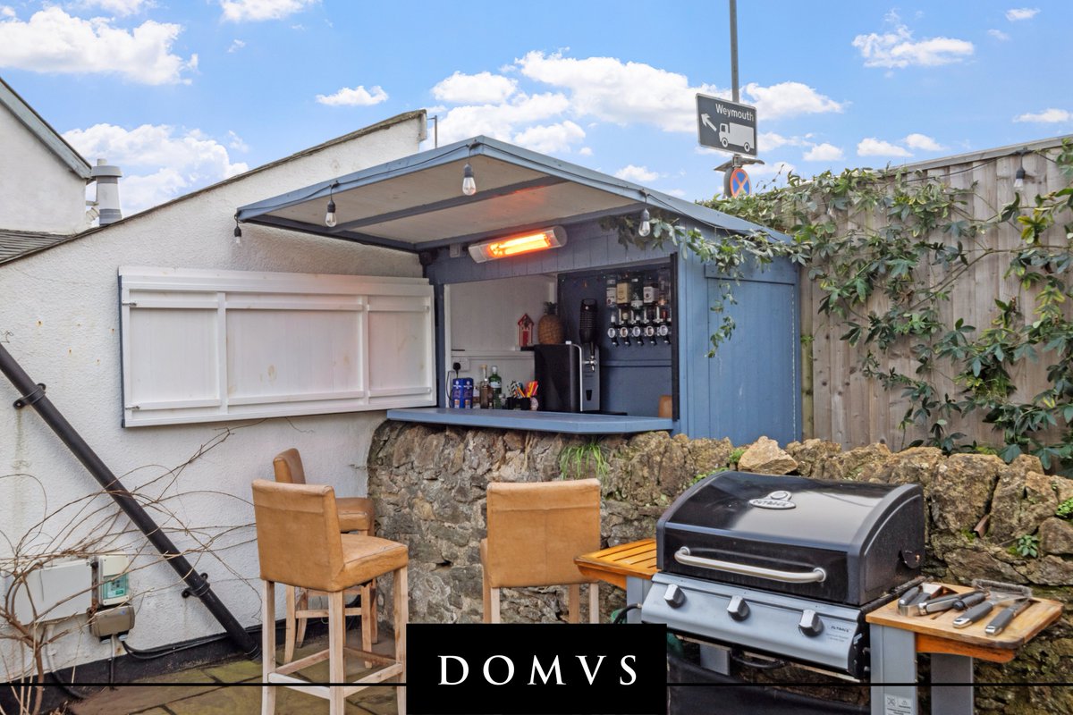 Beautiful detached historic property in #Bridport
🛏️Three en-suite bedrooms
🚗Fully enclosed rear garden &amp; gated driveway
🍾Outdoor bar

Call 01308 805 500 or visit domvs.co.uk/properties/sal…

#CoastalLiving #PropertyForSale #HouseForSale #HouseForSaleDorset #CoastalEscape