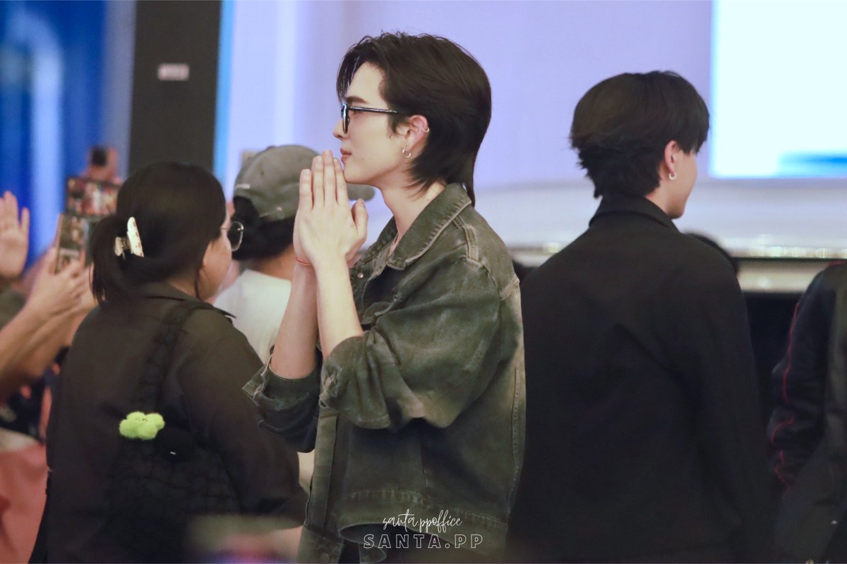 วันนี้ ซตอ ขอขอบคุณทุกคนที่มาช่วยกันเทรน Press Tour ตลอดทั้งวันนี้เลยนะค้าบ ใครที่ไปหน้างานกลับบ้านดีๆน้า ใครที่เป็นทีมหน้าจออย่าลืมพักผ่อนกันน้าคับ และอย่าลืมศุกร์นี้เรามีนัดกันกดบัตร LOL Fan Fest 2025 น้าา🤍

PERTHSANTA LOL PRESSTOUR
#LOLFanFest2025LiveD1
#Flex1045xLOL2025