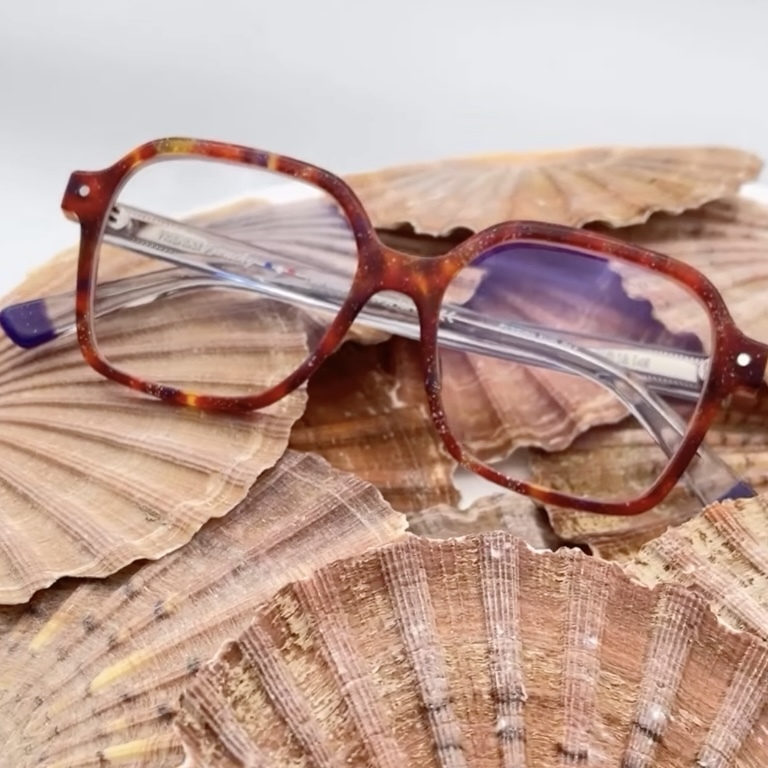 🇫🇷 La marque Friendly Frenchy recycle les coquilles Saint-Jacques de Trouville-sur-Mer pour fabriquer des lunettes écologiques ! Ce projet, soutenu par la mairie de Trouville depuis 2019, donne une seconde vie aux déchets coquilliers ! 🐚 (Actu)

📸 friendlyfrenchy