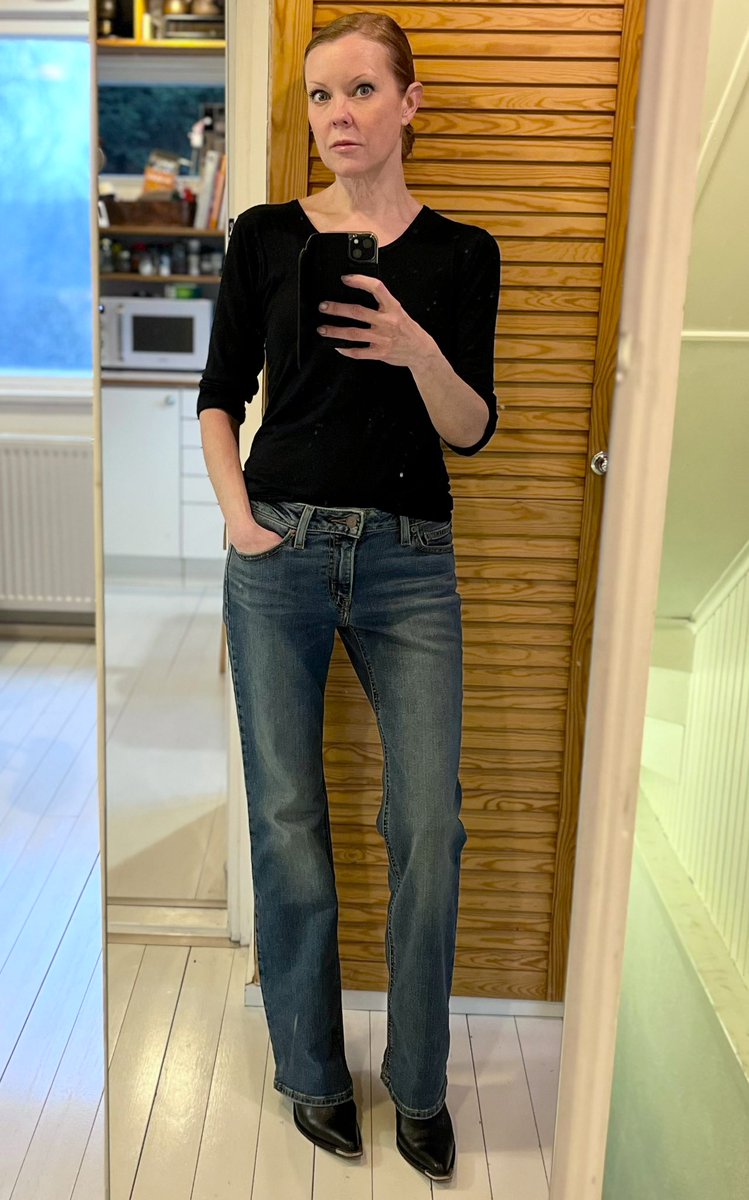 JohannaHellste2's tweet photo. Leviksen superlow bootcutit on parhaat #farkut piiitkään aikaan. Olen suorastaan inhonnut tässä välissä farkkujen ostamista, kun ne muodissa olleet mammamallit on niin kamalia. Mut nää on mukavat päällä ja tykkään tosi paljon. https://t.co/myE3PduAUG
