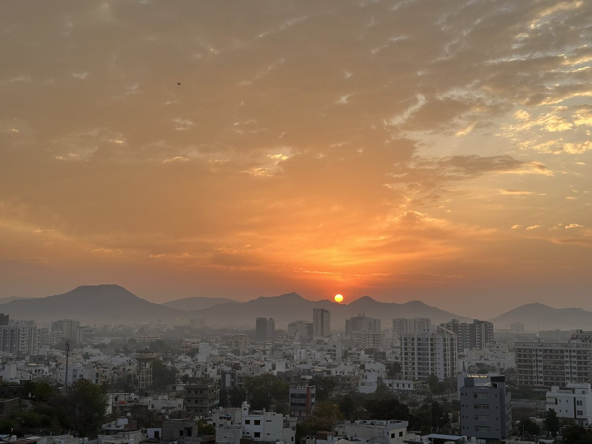 dinkyfalodia's tweet photo. ~ Everyone Has Same Eyes But... Not Same View ~
#beauty #Natural #nature #sunrisel #MorningVibes #sunset #evening #Cloud #shades #Udaipur #Mumbai https://t.co/EQHl3aZSMJ