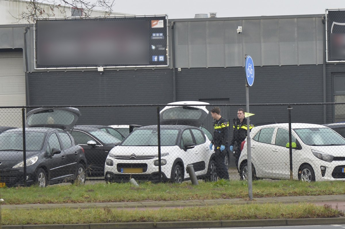 Politie-inval bij autobedrijf: voertuigen en woning in beslag genomen