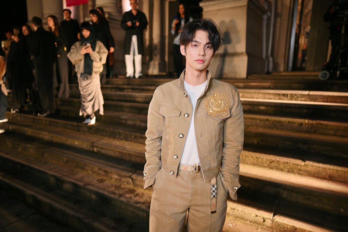 Mint Magazine Thailand (@mintmag_th) on Twitter photo เก็บตก! จัดภาพหล่อก่อนเข้านอนของหนุ่ม #ไบร์ทวชิรวิชญ์ Global Brand Ambassador ที่มาร่วมชมแฟชั่นโชว์ Burberry Winter 2025 ที่จัดเมื่อค่ำคืนที่ผ่านมา ณ กรุงลอนดอน เรียกว่ามาหล่อ และสะกดสายตาตลอดเลยจริงๆ  💚
BRIGHT BURBERRY AT LFW25 
#BurberryWinter2025xBright
#BurberryxBRIGHT เก็บตก! จัดภาพหล่อก่อนเข้านอนของหนุ่ม #ไบร์ทวชิรวิชญ์ Global Brand Ambassador ที่มาร่วมชมแฟชั่นโชว์ Burberry Winter 2025 ที่จัดเมื่อค่ำคืนที่ผ่านมา ณ กรุงลอนดอน เรียกว่ามาหล่อ และสะกดสายตาตลอดเลยจริงๆ  💚
BRIGHT BURBERRY AT LFW25 
#BurberryWinter2025xBright
#BurberryxBRIGHT