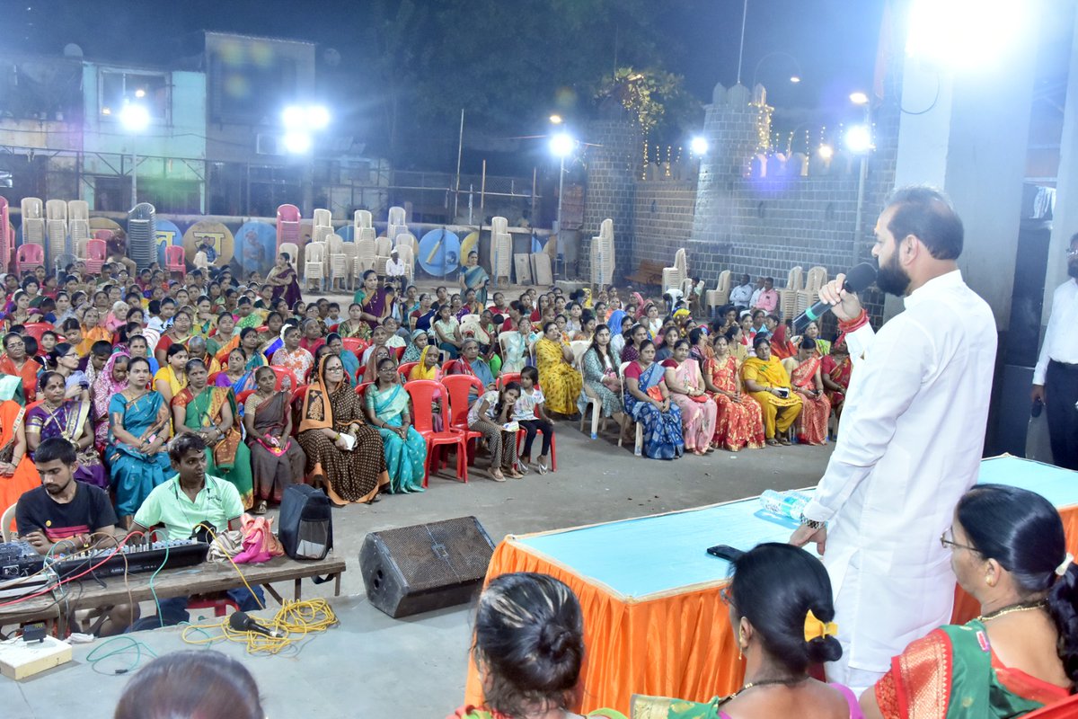 Mi_DilipLande's tweet photo. #सन्मान_लाडक्या_बहिणींचा
#चांदिवली विधानसभा सुंदरबाग, जरीमरी, काजूपाडा विभागातील कक्क्या समाजातील #महिलांचा_सन्मान_सोहळा व #हळदी_कुंकु कार्यक्रम घेण्यात आला.
#HaldiKunku #Ledies #Women #Chandivali #MLADilipMamaLande #DilipMamaLande #ShivSena
@Shivsenaofc https://t.co/SvQ8ZfXgry