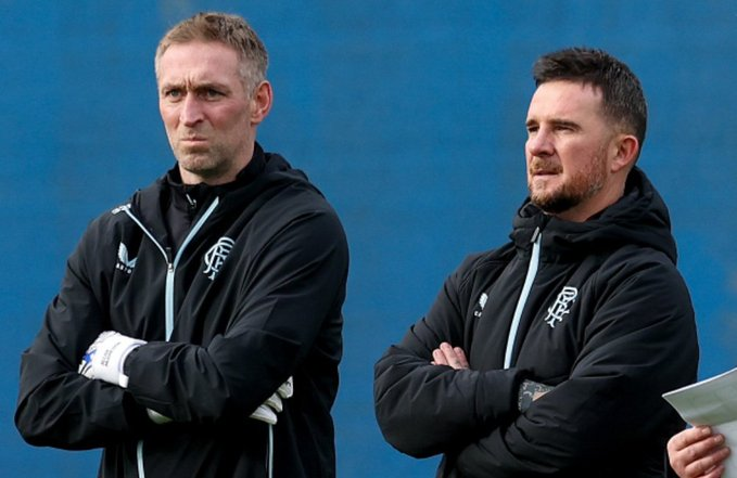 MeirsPorgan2024's tweet photo. Mcgregor thinking , why the fxxks Tav keeping the armband #tavout https://t.co/HdLQhBZ4l8
