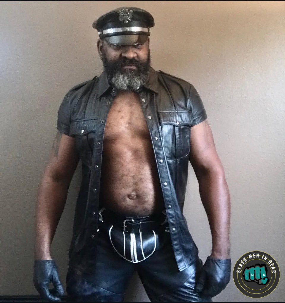 🖤✊🏾🔥 Day 25. #getbullied #gainerbully #blkmeningear #leather #leathergains #leathermuscle #leatherbulls