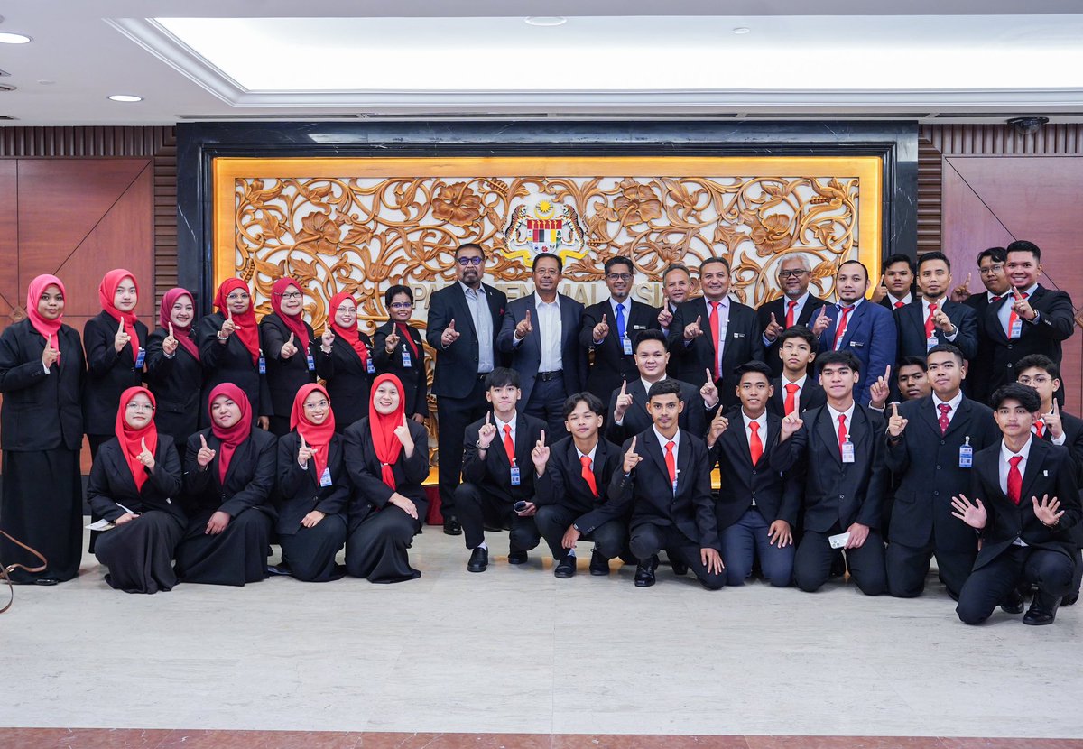 Bergambar bersama team Kolej Komuniti Bentong di Parlimen hari ini meriah dan penuh semangat! Seronok melihat minat mereka untuk belajar tentang pentadbiran negara. Semoga lawatan ini memberi inspirasi dan pengalaman bermakna. Terima kasih atas kunjungan, semoga terus berjaya!