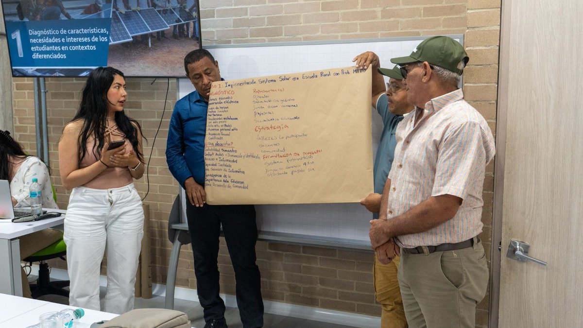 Celebramos con éxito el programa “Train the Trainers” en la Universidad de la Costa! Transformamos a expertos técnicos en sistemas solares fotovoltaicos en formadores expertos, equipándolos con herramientas pedagógicas, estrategias didácticas innovadoras y competencias digitales.