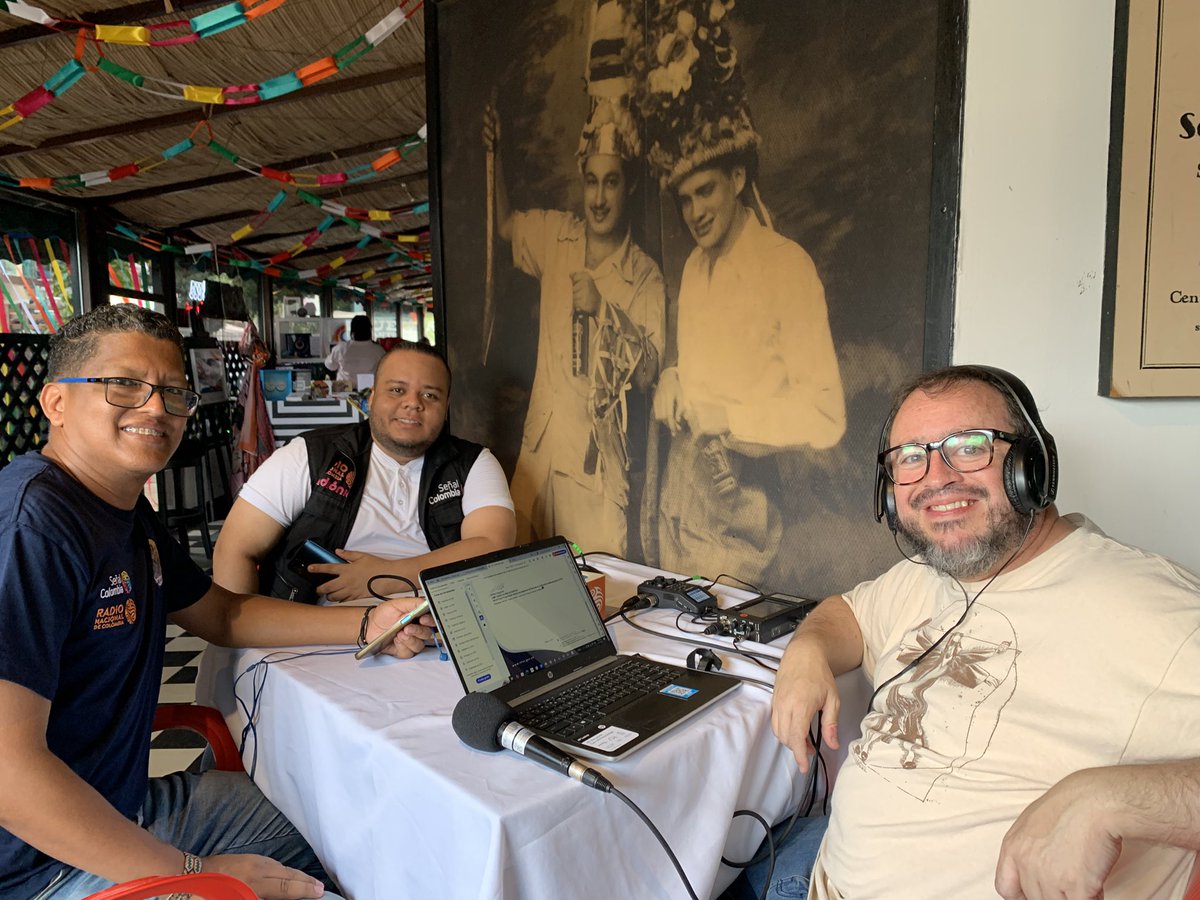 El equipo orgullosamente barranquillero de <a href="/RadNalCo/">Radio Nacional CO</a>, junto con un servidor, dispuestos a relatar los aconteceres del <a href="/carnavalartes/">Carnaval de las Artes</a>. Saluden por favor a don German Vargas Cantillo y compañía, a <a href="/marlonnatera/">Marlon Natera</a> y a <a href="/cuadrosr/">Jimmy Cuadros</a>