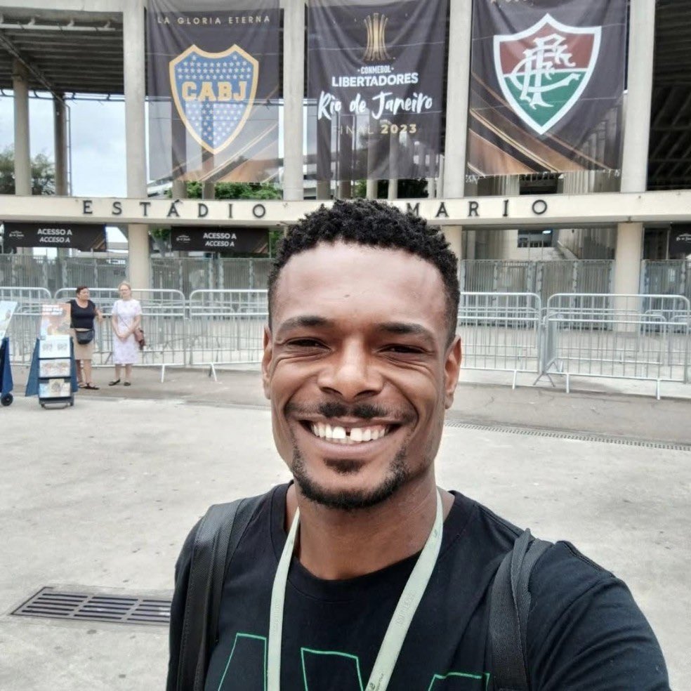 baudorio's tweet photo. ⚠️ATENÇÃO: O policial militar da reserva Carlos Alberto, que confessou ter atirado contra o universitário Igor Melo, de 32 anos, na Penha, Zona Norte do Rio, na madrugada de ontem, foi chamado para prestar novo depoimento na 22ªDP (Penha), no fim da manhã desta terça-feira (23).

Segundo a polícia, em um primeiro depoimento na delegacia Carlos Alberto alegou que Igor e o condutor de uma moto seriam os responsáveis pelo roubo do seu celular da sua esposa. 

Mas, de acordo com as investigações, Igor pediu um transporte de moto por aplicativo para sair do trabalho, na Penha, duas horas depois do horário que uma mulher alega ter sido assaltada no mesmo bairro.

Em depoimento, a mulher do PM disse que estava no ponto de ônibus por volta das 23h de domingo (23), quando dois homens, um de camisa preta e um de camisa amarela, se aproximaram em uma moto azul. O de camisa amarela, que seria Igor, tirou o telefone celular da mão da declarante.

No entanto, as câmeras do estabelecimento onde Igor trabalha mostram ele saindo do local 1h06 de segunda.

Via: G1