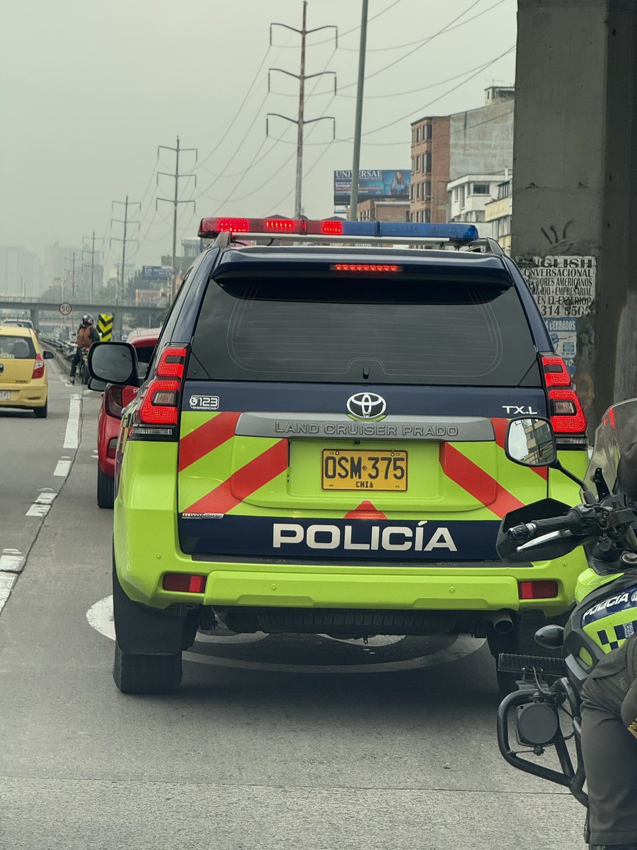 Señores <a href="/PoliciaColombia/">Policía de Colombia</a> de qué oficial es este esquema de protección que viola la Ley e invade el carril EXCLUSIVO de <a href="/TransMilenio/">TransMilenio</a> ? Cómo pretenden exigirle a los ciudadanos que cumplan las normas si ustedes no dan ejemplo? 

No es una carro atendiendo una emergencia. Es una